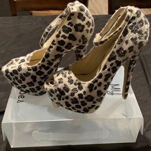 A daily shoes design. A whit and black and gray animal print. Size 8